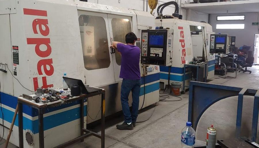 Centro de maquinado CNC Fadal en planta Grupo Roca